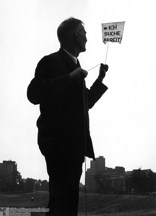 Unemployed Man in Hamburg: I’m Looking for Work! (1934)